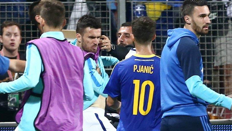 Ο βοηθός του προπονητή της Βοσνίας, με μπουνιά έσπασε το δόντι του Γιαννιώτα με την κάμερα να καταγράφει την στιγμή αυτή...