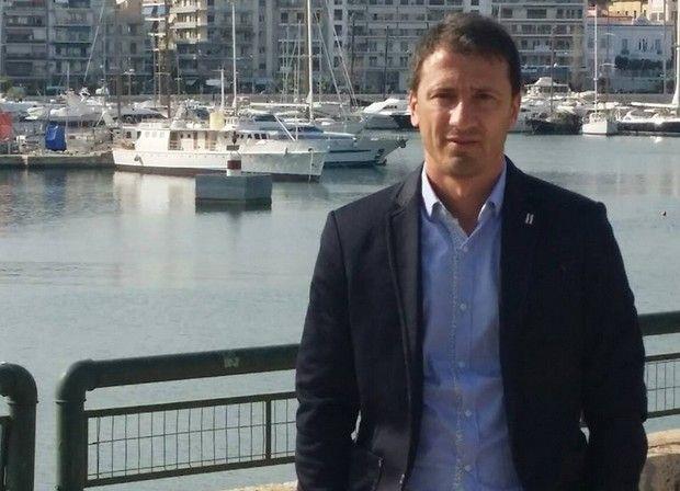 Η πρώτη χειμερινή μεταγραφή της ΑΕΚ είναι προς ενίσχυση του τμήματος που ασχολείται με τις... μεταγραφές. Η Ένωση ανακοίνωση την πρόσληψη του Άλεξ Ντε Μπαρτόλο για την θέση του επικεφαλής του τμήματος σκάουτινγκ.