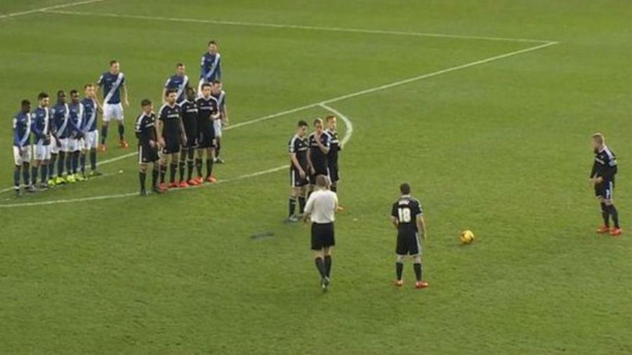 Οι παίκτες της Μπρέντφορντ είπαν να πρωτοτυπήσουν απέναντι στην Μπέρμιγχαμ και σε εκτέλεση φάουλ που κέρδισαν έβαλαν άλλες δυο... στρώσεις τείχους 