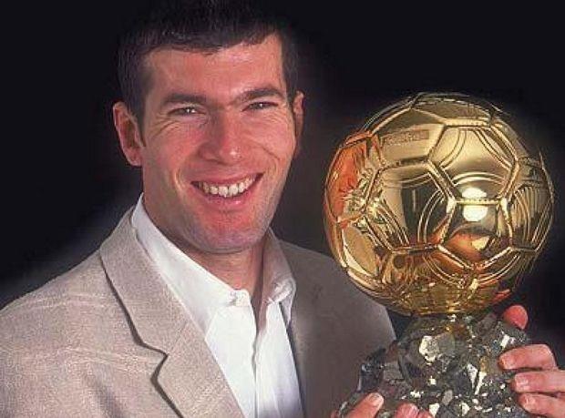 Ο Ζινεντίν Ζιντάν είναι εδώ και λίγες ώρες πρώτος προπονητής της Ρεάλ Μαδρίτης, ων ο 22ος κάτοχος Χρυσής Μπάλας που κάθεται σε πάγκο ομάδας.