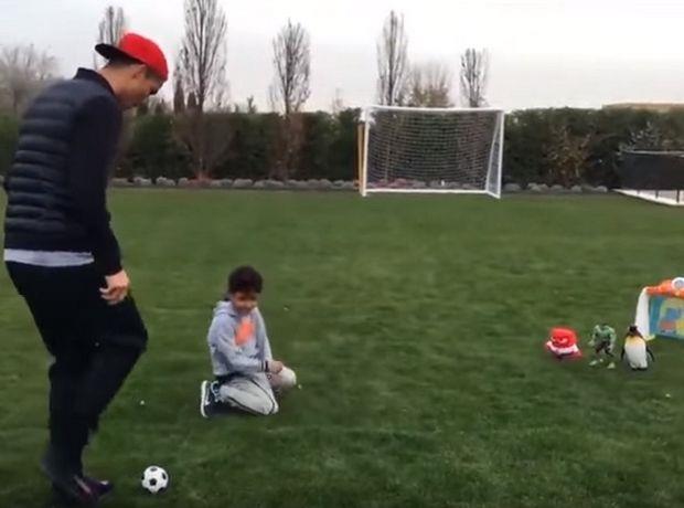 Δείτε σε βίντεο τον Κριστιάνο Ρονάλντο να μαθαίνει τον γιο του πως να εκτελεί στημένες μπάλες. Στο τείχος ένας πιγκουίνος και... ο χαλκ.