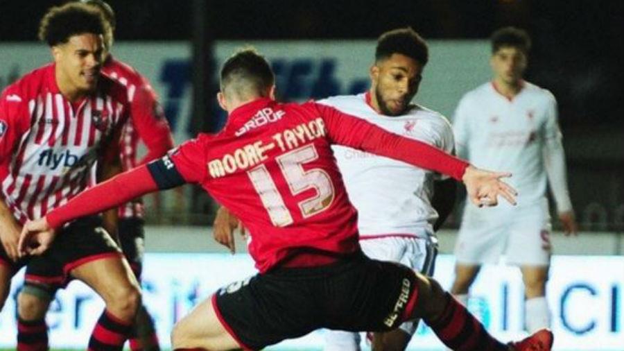 Η Λίβερπουλ δέχθηκε γκολ από απευθείας εκτέλεση κόρνερ, αλλά έφυγε με 2-2 από την έδρα της Έξετερ και θα παίξει στο "Άνφιλντ" την πιθανότητα πρόκρισής της στον επόμενο γύρο του Κυπέλλου Αγγλίας