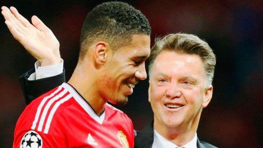 O Λουίς Φαν Χάαλ αδυνατεί να θυμηθεί πως το όνομα του Σμόλινγκ είναι Κρις και για το λόγο αυτό του "εφηύρε" νέο προσωνύμιο για να κάνει ευκολότερη τη ζωή του!