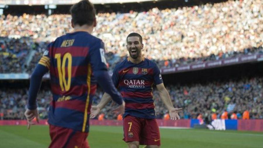 Η Μπαρτσελόνα επέστρεψε στην κορυφή, καθώς νίκησε 4-0 την Γρανάδα με το πρώτο χατ-τρικ του Μέσι μετά από 10 μήνες και το 15ο γκολ του Νεϊμάρ. Στην 11άδα Αλέις Βιδάλ και Αρντά Τουράν