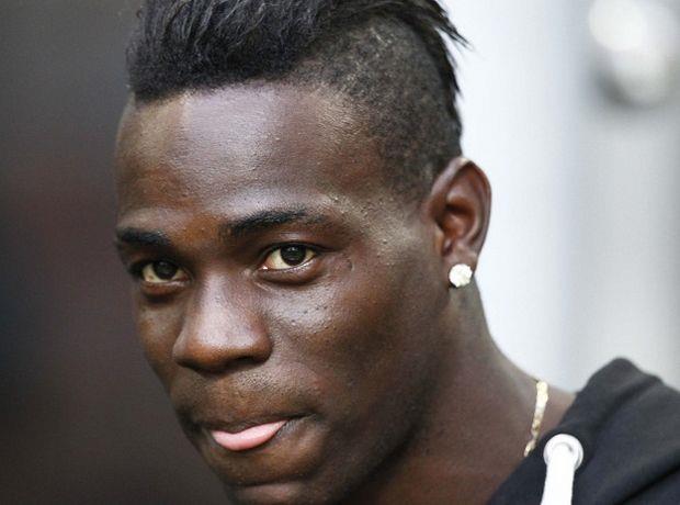 Ο πρώην συμπαίκτης του Μάριο Μπαλοτέλι στην Ίντερ, Κέρλον, προέβη σε μία εντυπωσιακή αποκάλυψη αναφορικά με μία... περίεργη συνήθεια του "Super Mario" όταν έπαιζε για τους "νερατζούρι".