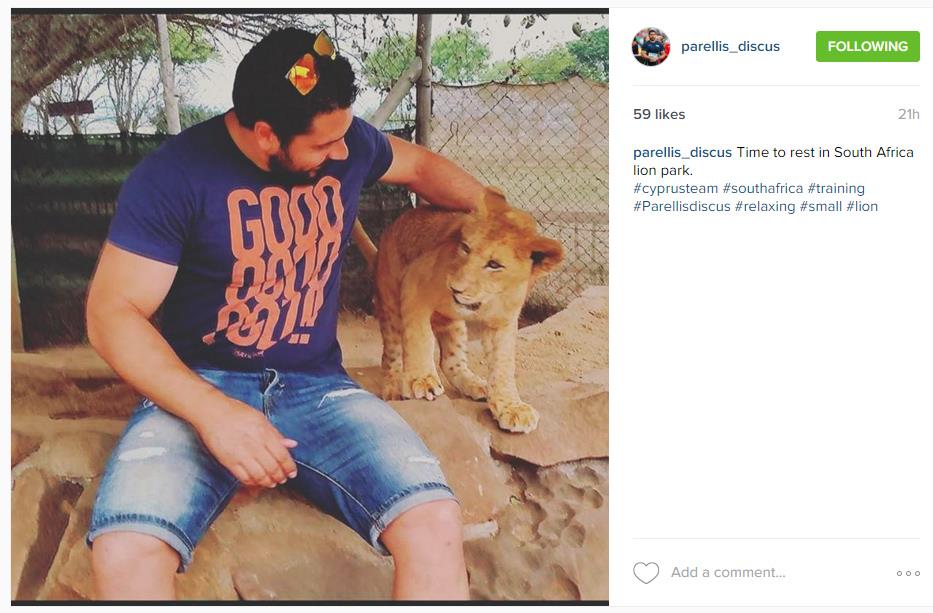 Φωτογραφήθηκε αγκαλιά με ένα μικρό λιονταράκι, μοιράζοντας τη φωτογραφία στο λογαριασμό του στο Instagram.