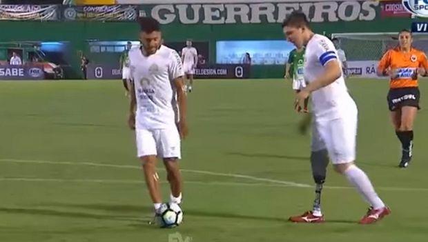 Ο τερματοφύλακας της Σαπεκοένσε, Τζάκσον Φόλμαν, που επέζησε απ' την αεροπορική τραγωδία, αλλά χρειάστηκε να του ακρωτηριάσουν το δεξί πόδι, συμμετείχε σε φιλανθρωπικό αγώνα, πετυχαίνοντας και γκολ
