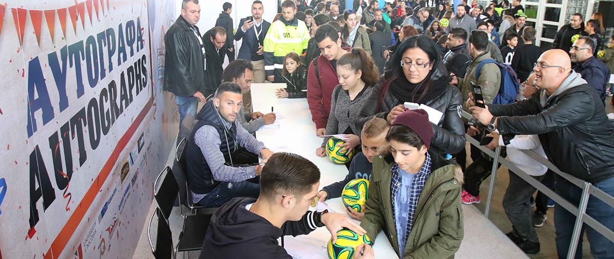 Κοσμοσυρροή μικρών και μεγάλων για μια αφιέρωση από τους πρωταγωνιστές των γηπέδων