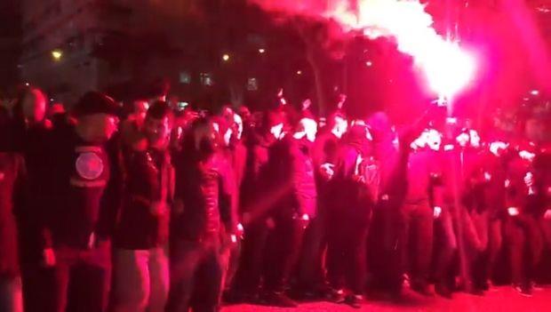 Oι φίλοι της Παρί Σεν Ζερμέν έχουν δημιουργήσει μία τρομερή ατμόσφαιρα έξω απ' το "Σαντιάγκο Μπερναμπέου" πριν απ' τον αγώνα με τη Ρεάλ Μαδρίτης, βροντοφωνάζοντας "Ici c'est Paris"