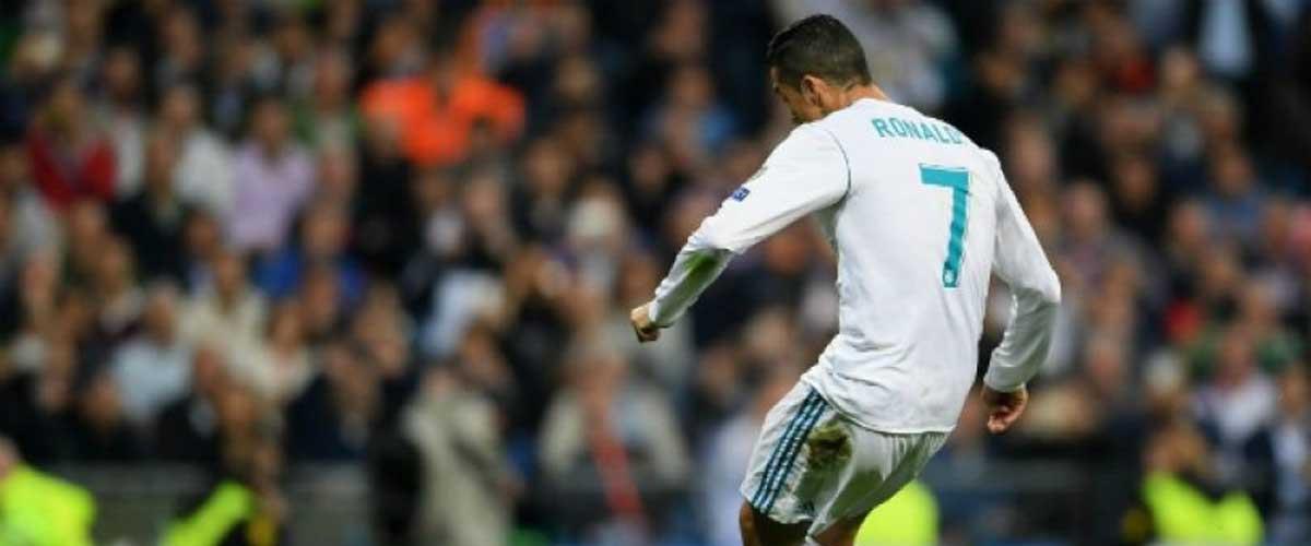 Ο Κριστιάνο Ρονάλντο... ανασήκωσε με μαγικό τρόπο την μπάλα πριν εκτελέσει το πέναλτι, με το οποίο η Ρεάλ ισοφάρισε την Παρί.