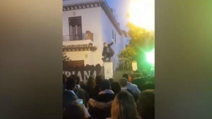 Ένας οπαδός της Μπέτις είχε μια πολύ επικίνδυνη πτώση με την πλάτη από μία κολόνα πριν το εντός έδρας παιχνίδι με τη Ρεάλ Μαδρίτης.