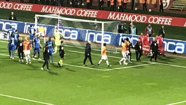 Ο Μπαφετιμπί Γκομίς κατέρρευσε στον αγωνιστικό χώρο κατά τη διάρκεια του παιχνιδιού της Γαλατάσαραϊ στην έδρα της Κασίμπασα, προκαλώντας τρόμο σε συμπαίκτες και αντιπάλους (video).
