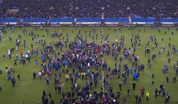 Μετά τη σπουδαία νίκη επί της Μάντσεστερ Σίτι, οι οπαδοί της Γουίγκαν εισέβαλαν στον αγωνιστικό χώρο και τραγουδούσαν εν χορώ το αγαπημένο τους "Will Grigg's on fire". (VIDEOS)
