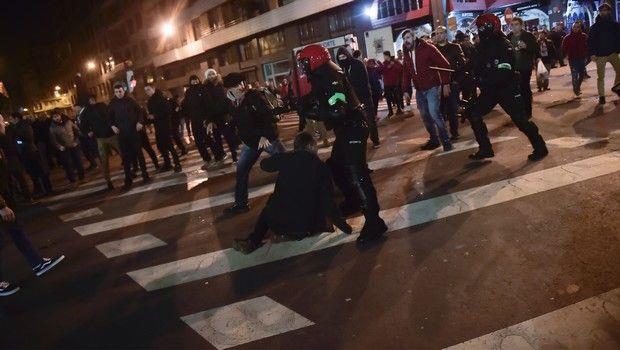 Ένας αστυνομικός που είχε τραυματιστεί σοβαρά στα επεισόδια με Ρώσους χούλιγκαν της Σπαρτάκ Μόσχας στο Μπιλμπάο, άφησε την τελευταία πνοή στο νοσοκομείο 