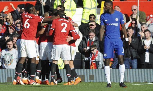 Ο Λουκακού σκόραρε για πρώτη φορά σε ντέρμπι, έκανε και ασίστ, έτσι η Γιουνάιτεντ έκανε ανατροπή και νίκησε 2-1 την Τσέλσι στο Μάντσεστερ. Με Κέιν στο 88' η Τότεναμ