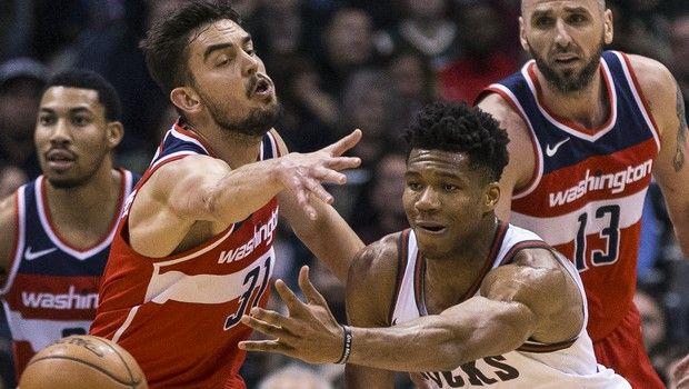 Ο Γιάννης Αντετοκούνμπο ήταν πρώτος σκόρερ, ριμπάουντερ, πασέρ, μπλόκερ και... κλέφτης για τους Μπακς όμως το τελευταίο του σουτ δεν βρήκε διχτάκι και ήρθε η ήττα από τους Ουίζαρντς 