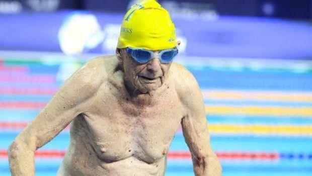 Ο 99χρονος Τζορτζ Κορόνες που άρχισε να κολυμπάει πριν από τον Β' Παγκόσμιο Πόλεμο, είναι κάτοχος του ρεκόρ στις κατηγορίες των υπεραιωνόβιων στα 50μ. ελεύθερο
