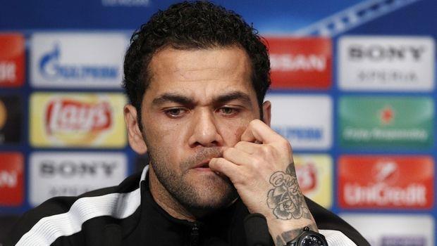 Ο Ντάνι Άλβες μίλησε για τον χαμό του Ντάβιντε Αστόρι και οι δηλώσεις του προκάλεσαν αντιδράσεις. "Καθημερινά πεθαίνουν χιλιάδες παιδιά από την πείνα και αυτό δεν έχει τόσο μεγάλο αντίκτυπο και την ίδια προβολή" ανέφερε μεταξύ άλλων ο Βραζιλιάνος μπακ της Παρί Σεν-Ζερμέν.
