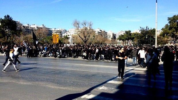 Ένταση παρατηρήθηκε κατά την πορεία των οπαδών του ΠΑΟΚ προς την Τούμπα, με τις αστυνομικές δυνάμεις να κάνουν χρήση δακρυγόνων