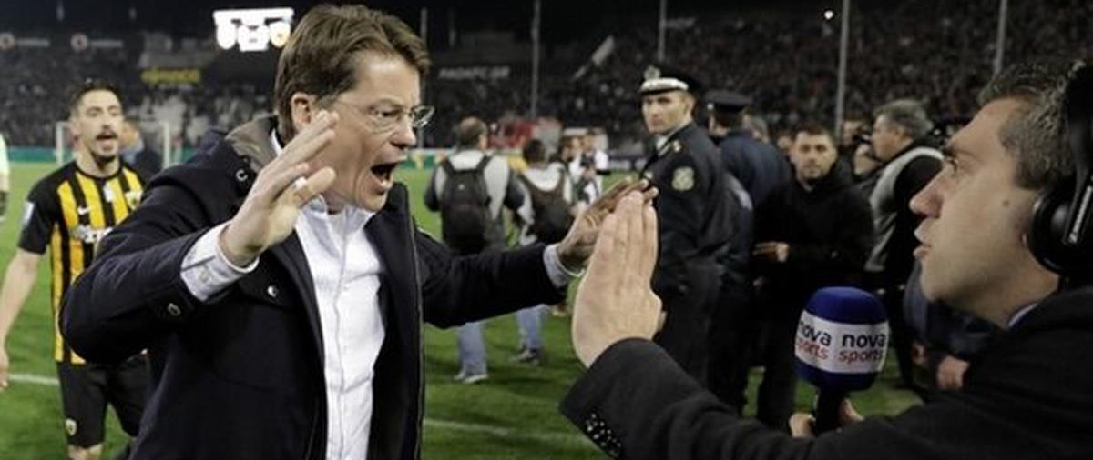 Η απώθηση του τεχνικού διευθυντή του ΠΑΟΚ στον ρεπόρτερ στον πάγκο της ΑΕΚ