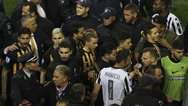 Οι ποδοσφαιριστές της Ένωσης μιλούν ακόμα στο ρεπό τους για το όπλο στον αγωνιστικό χώρο της Τούμπας. Στις συζητήσεις τους μάλιστα, αναφέρονται σε περισσότερα από ένα, απλά αυτό του Σαββίδη, εμφανίστηκε στις φωτογραφίες