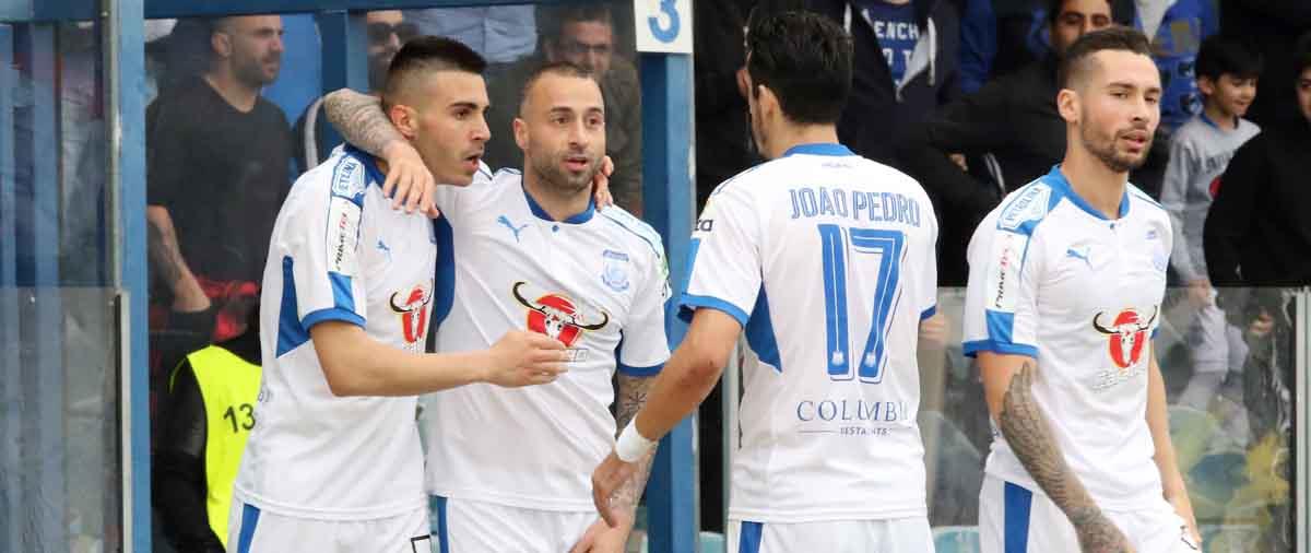 Δεύτερη τεσσάρα στους πρωταθλητές (4-2) και προβάδισμα τίτλου για τους κυπελλούχους