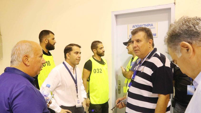 Η διοίκηση των "γαλάζιων" εξέδωσε ανακοίνωση για τη διακοπή του αγώνα και ευχαριστεί τον κόσμο της ομάδας για την συμπεριφορά του