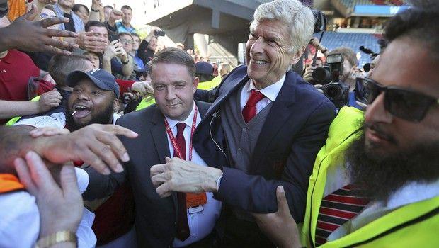 Ο Αρσέν Βενγκέρ ολοκλήρωσε τον κύκλο του στην Άρσεναλ και αποθεώθηκε τόσο από τους φίλους των "κανονιέρηδων" όσο και από τους αντιπάλους