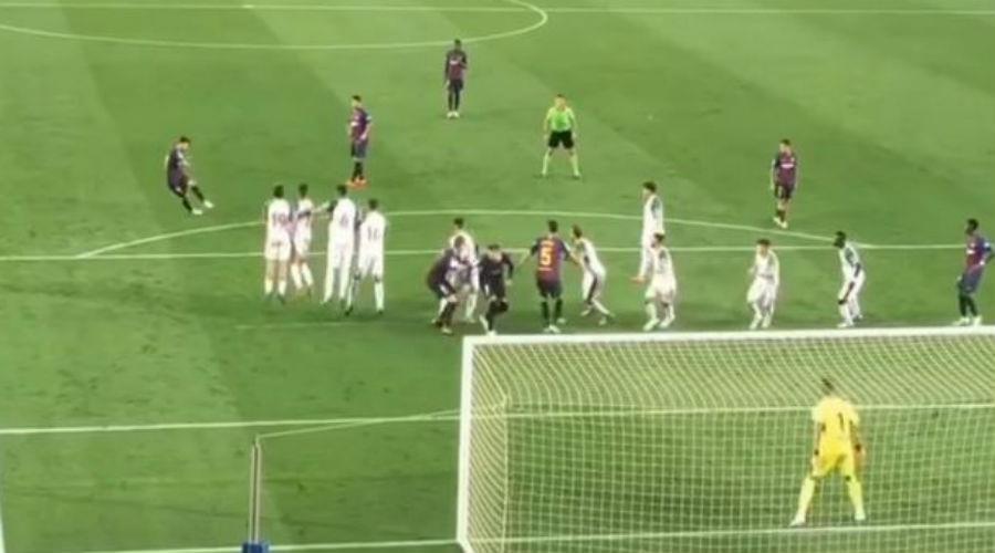 Οι οπαδοί της Μπαρτσελόνα στις εξέδρες του "Καμπ Νόου" κατέγραψαν σε video το εξαιρετικό γκολ του Λιονέλ Μέσι με απευθείας εκτέλεση φάουλ στην αναμέτρηση με την Αλαβές