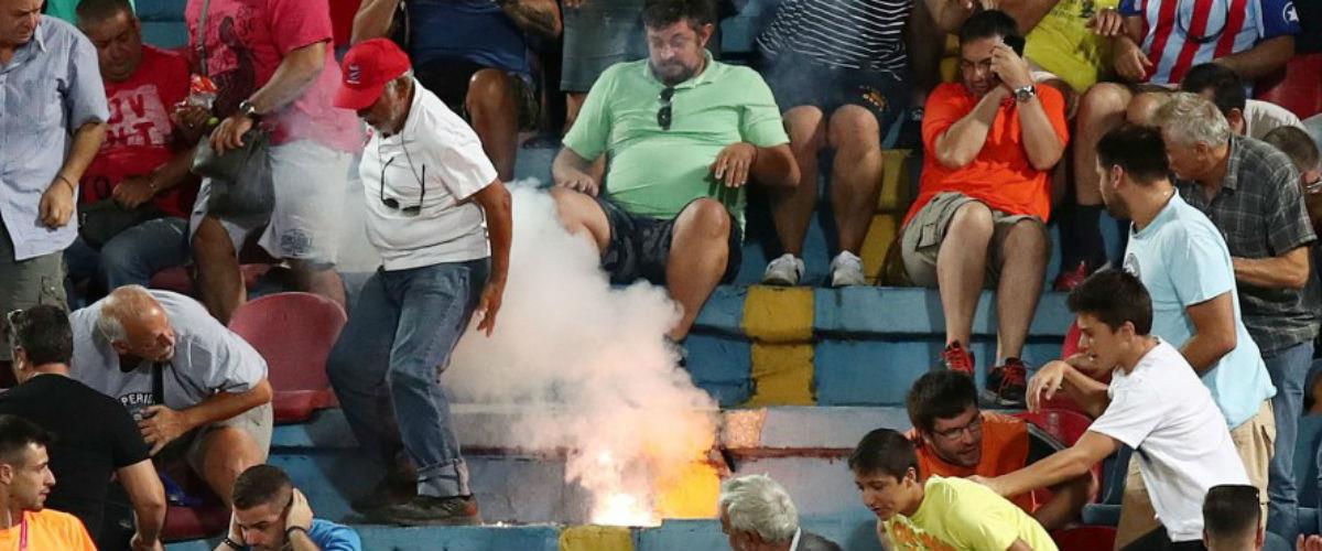 Διακοπή για πέντε λεπτά υπήρξε στο παιχνίδι του Πανιωνίου με τον ΠΑΟΚ μετά το γκολ του «δικεφάλου». Οι οπαδοί του πέταξαν φωτοβολίδα στην εξέδρα των γηπεδούχων, με αποτέλεσμα να ακολουθήσει ένταση.