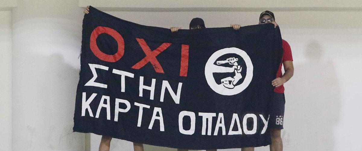 Έναν ιδιαίτερο τρόπο διαμαρτυρίας βρήκαν ορισμένοι οπαδοί των «ερυθρολεύκων» στον αγώνα με την ΑΕΚ