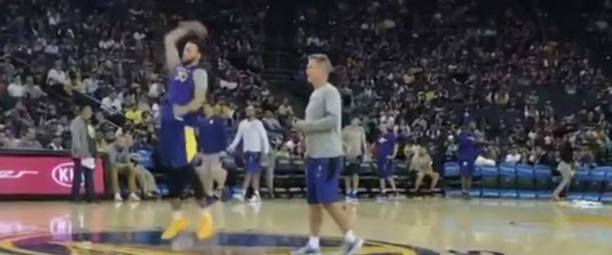 Ο Στέφεν Κάρι το... τερμάτισε, αφού σε μία ανοιχτή προπόνηση των Ουόριορς ευστόχησε σε σουτ από το κέντρο με την πλάτη γυρισμένη στο καλάθι!