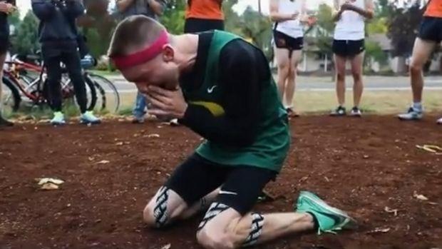 Έγραψε ιστορία ο δρομέας με εγκεφαλική παράλυση, Τζάστιν Γκαλέγκος.Ο αθλητής από το Όρεγκον συγκίνησε τα πλήθη όταν του αποκάλυψαν ότι θα υπογράψει συμβόλαιο με την Nike