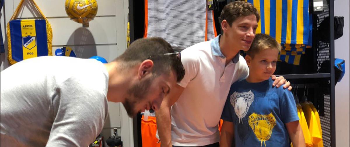 Οι δύο άσοι των «γαλαζοκιτρίνων» φωτογραφίζονται και δίνουν αυτόγραφα στο Orange Shop