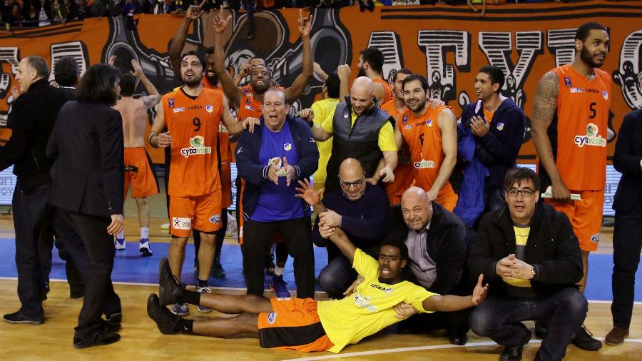 O AΠΟΕΛ κέρδισε με 90-87 την ΑΕΚ στην παράταση (76-76 η κανονική διάρκεια)