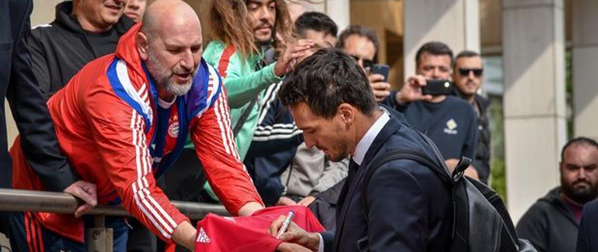 Αρκετοί φίλοι των Βαυαρών βρέθηκαν έξω από κεντρικό ξενοδοχείο των Αθηνών