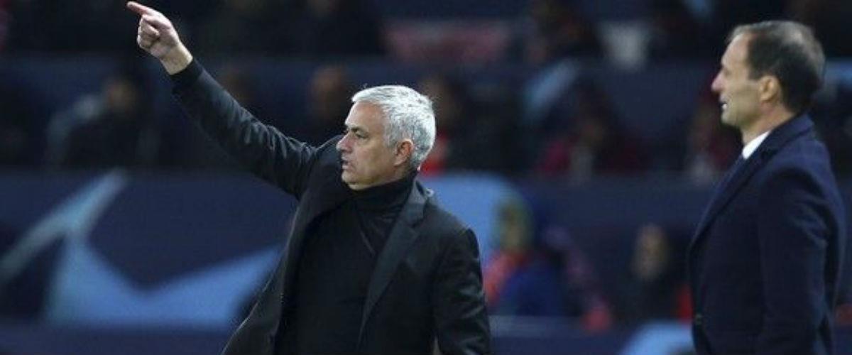 Την Τρίτη (23/10) ο Ζοζέ Μουρίνιο αγανάκτησε με την κίνηση στους δρόμους του Μάντσεστερ και άφησε το πούλμαν της Γιουνάιτεντ καθώς επέλεξε να περπατήσει μέχρι το γήπεδο. Γιατί δεν τον ακολούθησαν οι ποδοσφαιριστές του;