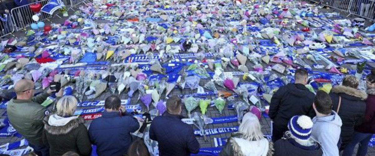 Ο ποδοσφαιρικός κόσμος θρηνεί για τον αδόκητο χαμό του ιδιοκτήτη της Λέστερ και το «Γουέμπλεϊ» θέλησε να δείξει την αλληλεγγύη του προς τις «αλεπούδες» παίρνοντας μπλε χρώμα