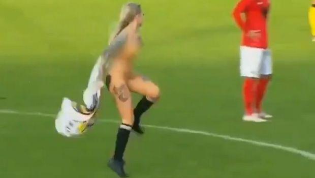 Σε αγώνα για την τρίτη κατηγορία της Ολλανδίας ανάμεσα στην Ράινσμπουργκσε και την Άμστερντάμσε μια φίλαθλος των γηπεδούχων μπήκε στον αγωνιστικό χώρο γυμνή, φορώντας μόνο τα παπούτσια της και τις κάλτσες της