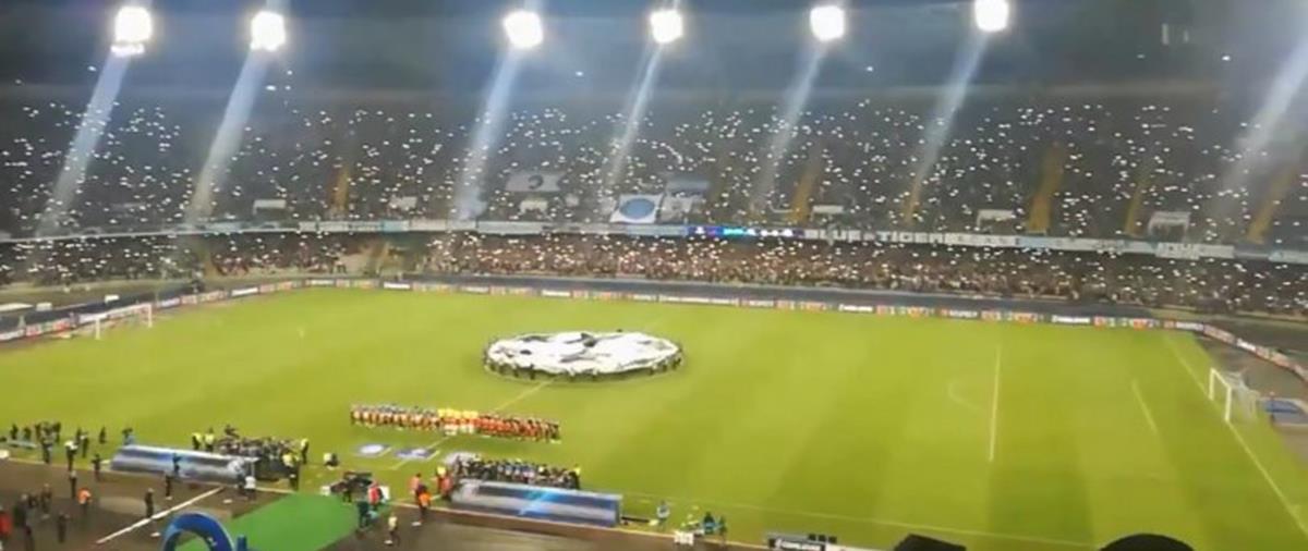 Όπως σε κάθε εντός έδρας παιχνίδι οι οπαδοί των «παρτενοπέι» φώναξαν με όλη την ψυχή τους στον ύμνο του Τσάμπιονς Λιγκ