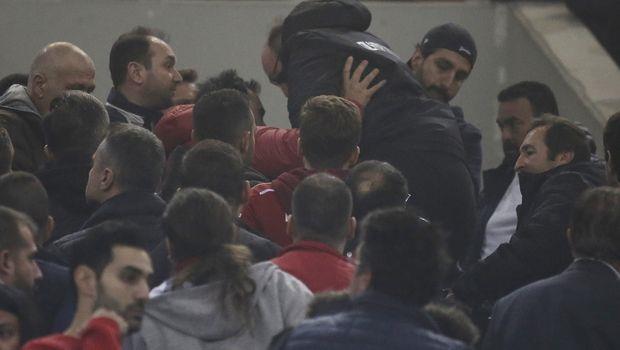 Ο φίλος του Ολυμπιακού που κατέρρευσε στην κεντρική θύρα κάτω από τα επίσημα του «Γ. Καραϊσκάκης», μετά το τέλος του αγώνα με τον Παναθηναϊκό, κατέληξε