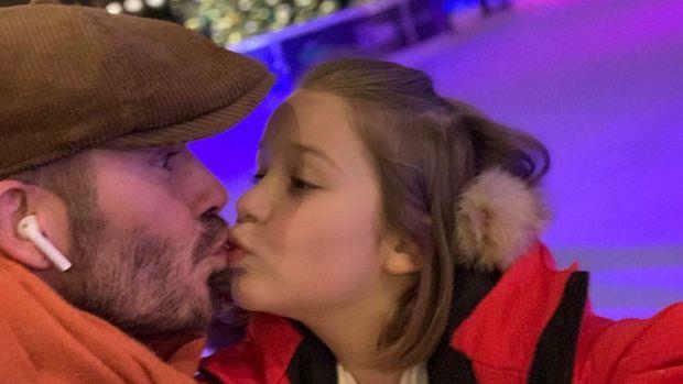 Δριμεία κριτική από πολλούς followers του στο Instagram είχε τις τελευταίες ημέρες ο πρώην σταρ του ποδοσφαίρου Ντέιβιντ Μπεκαμ, λόγω μίας φωτογραφίας που τον δείχνει να φιλάει στο στόμα την μικρή του κόρη