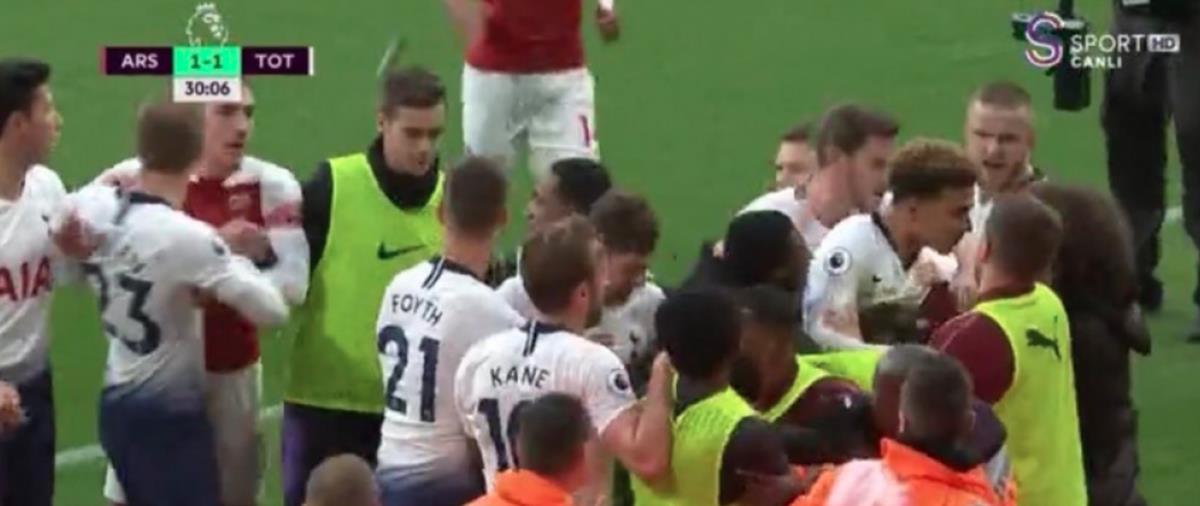 Οι παίκτες των «σπιρουνιών» διαπληκτίστηκαν με αυτούς της Άρσεναλ που έκαναν ζέσταμα