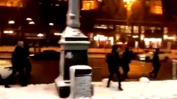 Η Λιόν φιλοξενείται από τη Σαχτάρ στο Κίεβο και οι οπαδοί των γαλλικής ομάδας δέχθηκαν επίθεση από τους αντίστοιχους της Ντινάμο με χιονόμπαλες στην ουκρανική πρωτεύουσα πριν από την έναρξη του ματς