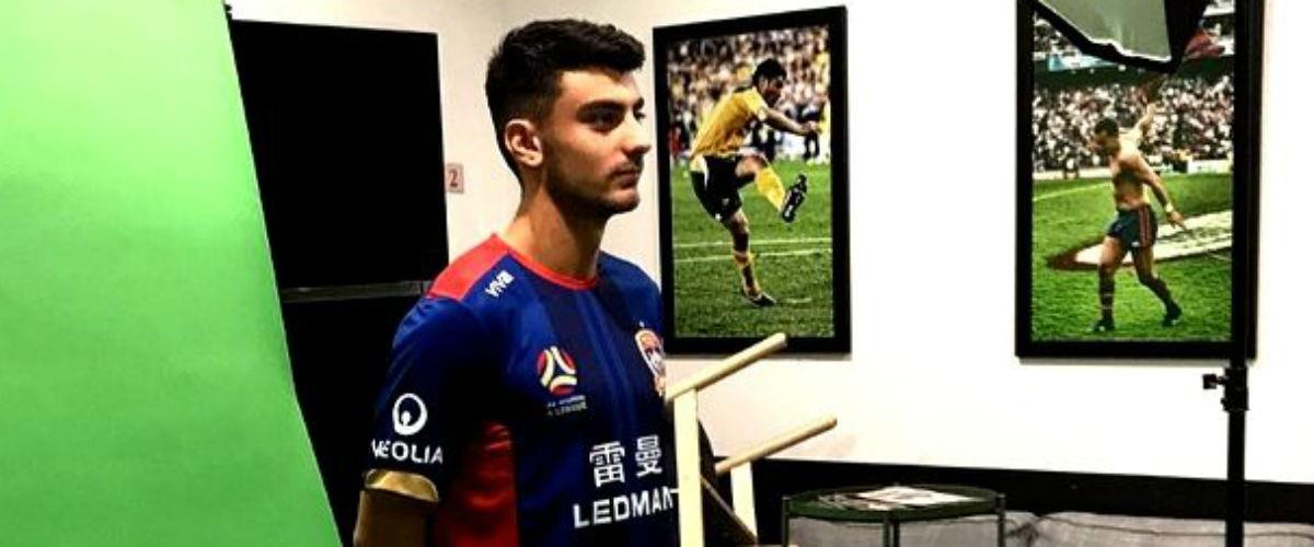 Ο 20χρονος ελληνικής καταγωγής αμυντικός της Newcastle Jets, Τζον Κουτρουμπής, βγήκε νικητής στη μάχη με τον καρκίνο κι επέστρεψε στην αποστολή της ομάδας της Αυστραλίας μετά από τέσσερις μήνες!