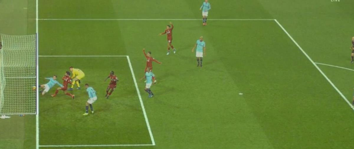 Απίστευτη φάση στο 18ο λεπτό του ντέρμπι κορυφής ανάμεσα στην Μάντσεστερ Σίτι και την Λίβερπουλ