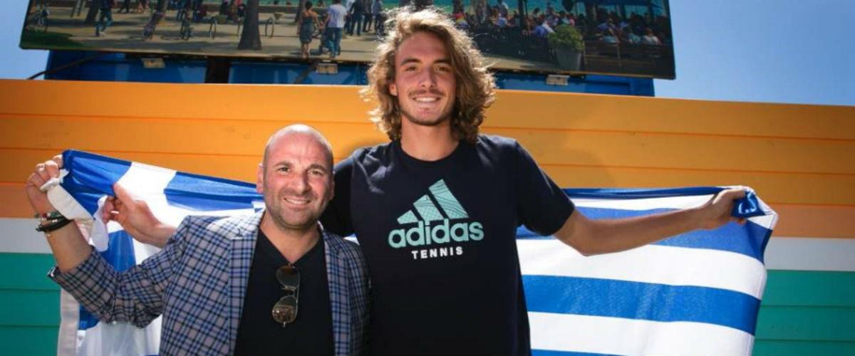 Στο χωριό του στην Καρδίτσα έμαθε τένις σε χώμα και ονειρευόταν να γίνει Φέντερερ ή Ροναλντίνιο. Ο Στέφανος Τσιτσιπάς ξεπερνά τα όνειρα του, κάνει θαύματα και βάζει το τένις στα σπίτια των Ελλήνων