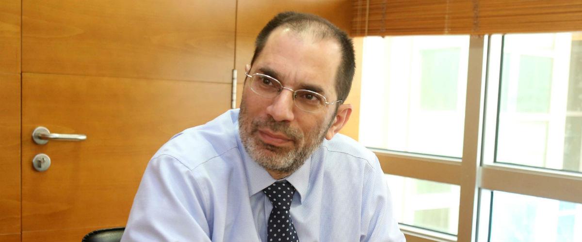 «Αδιανόητο από τα 30 ως τα 80 να κάθονται στις καφετέριες και να πληρώνονται – Μιχαηλίδης: «Θα κόψουμε τα χέρια…»