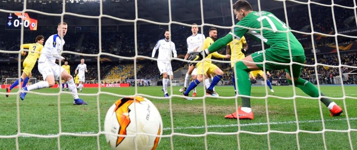 Με χατ τρικ του Ζιρού οι Λονδρέζοι διέλυσαν 5-0 την Ντινάμο στο Κίεβο