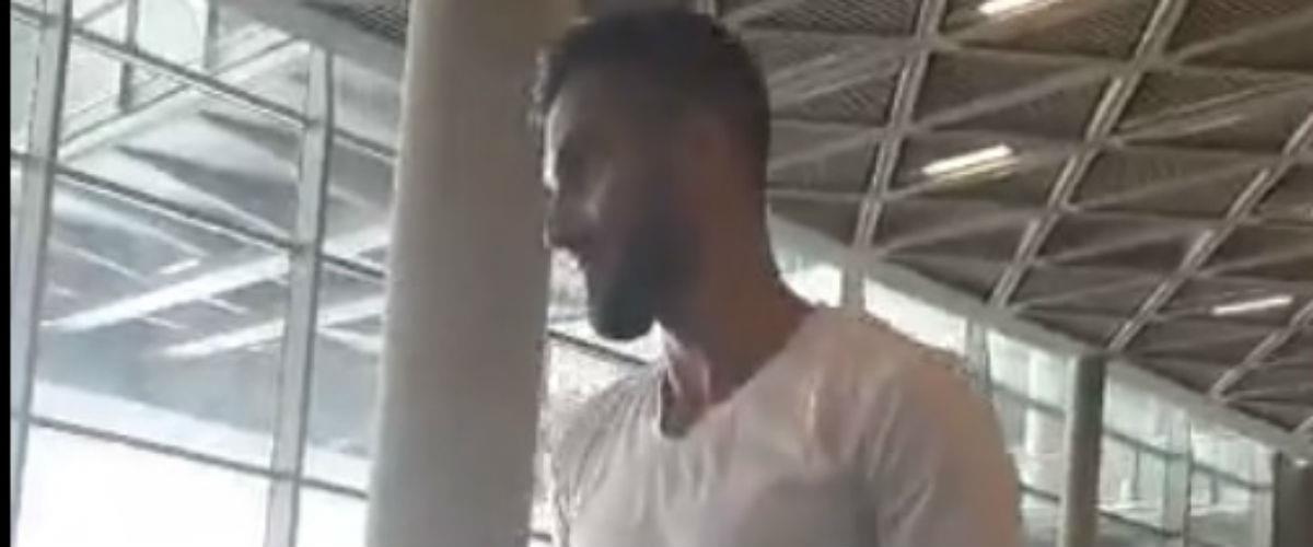 Ανέβασαν στους ώμους τους τον Ιορδανό, ο οποίος κρατούσε στα χέρια του ένα από τα τρόπαια που μάζεψε στην Κύπρο